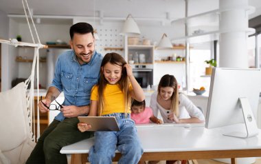 Tecrit ve çevrimiçi okul, teknoloji konsepti. Ebeveynler çocuklarına evde online ders çalışmaları için yardım ediyor.