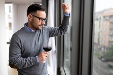 Evde dinlenen ve geleceği düşünen bir adamın portresi.