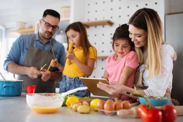 Glücklich Lächelnde Eltern Genießen Wochenende Spielen Mit Kindern Kochen Der — Stockfoto