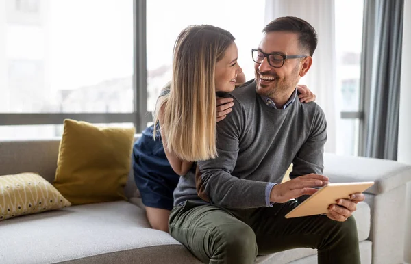 Glückliches Verliebtes Paar Hat Spaß Mit Digitalem Tablet Hause — Stockfoto