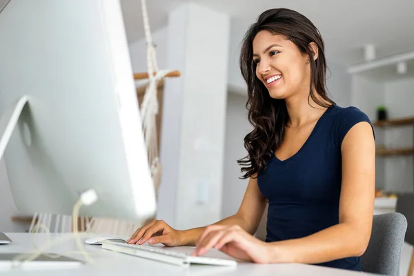 Jovem Feliz Bonita Trabalhando Computador Tecnologia Educação Empresarial Conceito Rede — Fotografia de Stock