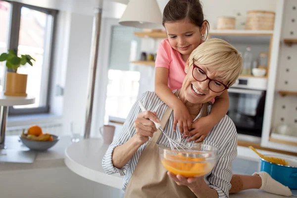 Οικογενειακή Ιδέα Δημιουργίας Αγάπης Γιαγιά Και Εγγονή Μαγειρεύουν Στην Κουζίνα — Φωτογραφία Αρχείου