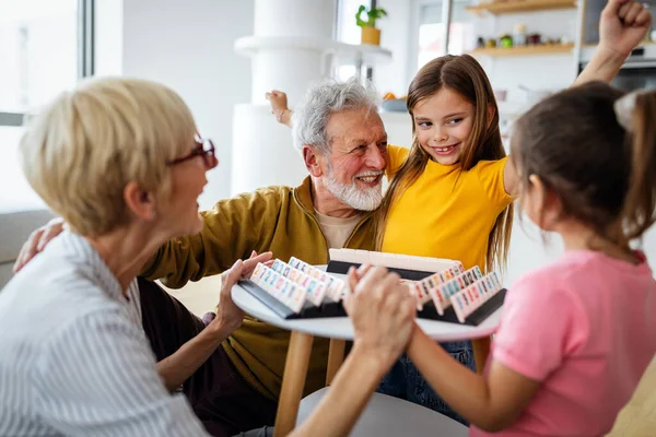 Heureux Grands Parents Amuser Avec Les Petits Enfants Maison — Photo