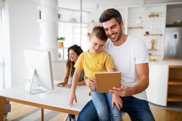 Les Parents Aident Les Enfants Étudier Ligne Maison Verrouillage Éducation — Photo