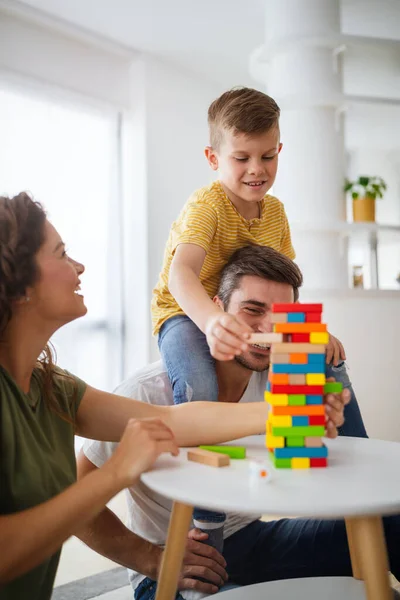 Famiglia Felice Con Genitori Figlio Che Giocano Con Blocchi Colorati — Foto Stock