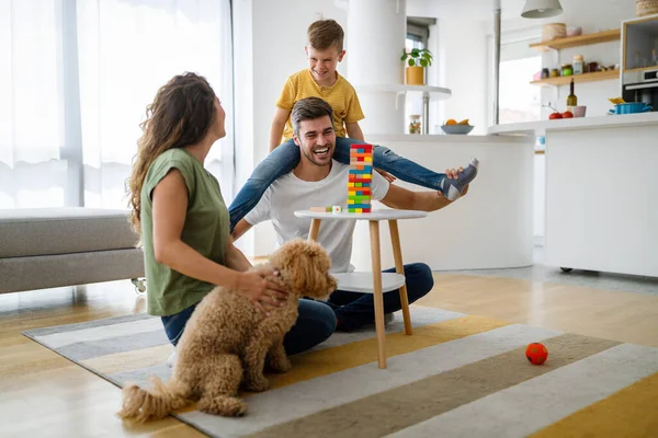 Jovem Família Feliz Jogando Divertindo Com Cão Casa — Fotografia de Stock