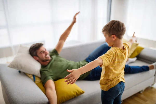 Glad Far Och Son Ler Medan Umgås Hemma Familj Kärlek — Stockfoto