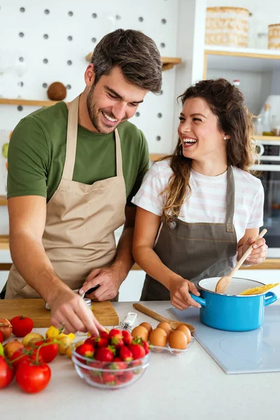 Jong Gelukkig Paar Genieten Het Bereiden Van Gezonde Maaltijd Hun — Stockfoto