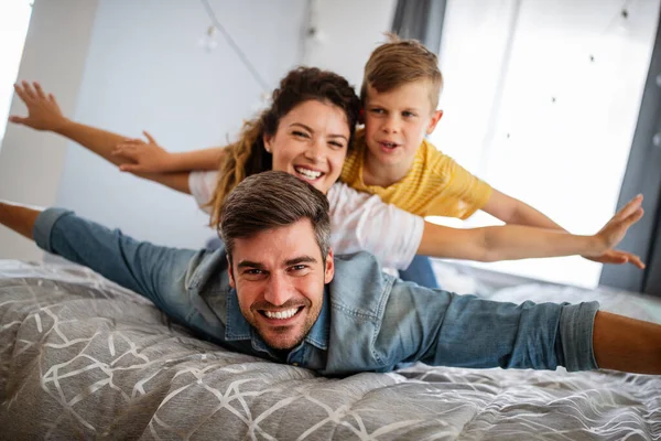 Mutlu genç aile evde eğleniyor.