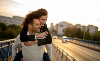 Mutlu çift şehirde güneşli bir günde eğleniyor..