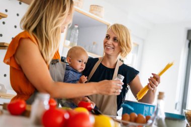 Evinde küçük çocuğu olan mutlu lezbiyen kadın çift. Aile, çocuk, eğlence konsepti