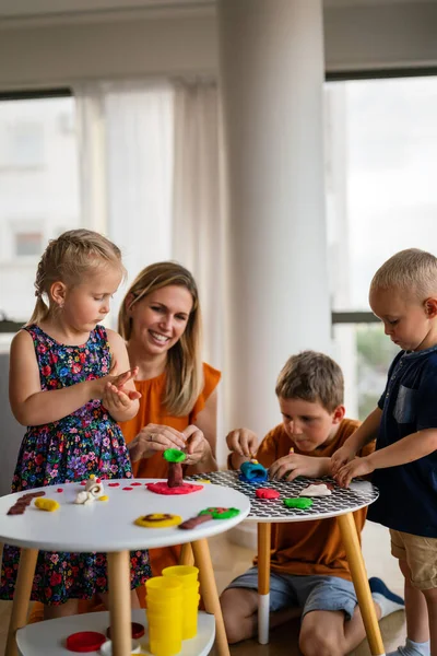 Mãe Ensina Crianças Pré Escolares Fazer Artigos Artesanato Família Crianças — Fotografia de Stock