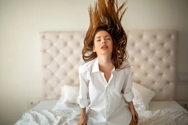 Mooie Jonge Sexy Vrouw Poseert Haar Bed Mensen Schoonheid Modeconcept — Stockfoto