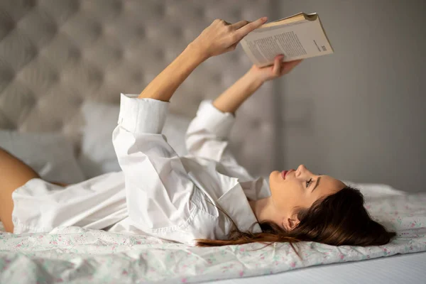 Pihenés Kényelem Szabadidő Emberek Koncepciója Szexi Boldog Olvasás Könyvet Ágyban — Stock Fotó