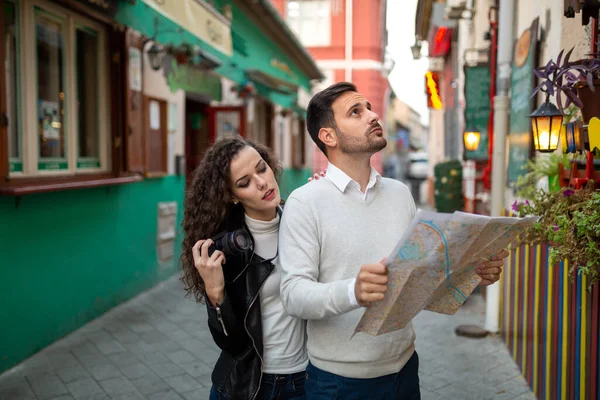 Szczęśliwa Para Turystów Zwiedzających Miasto Mapą Ludzie Podróże Zabawa — Zdjęcie stockowe