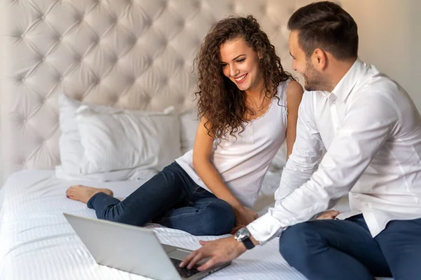 Genç Çift Dizüstü Bilgisayarlarıyla Evde Dinleniyor Aşk Mutluluk Insanlar Eğlence — Stok fotoğraf