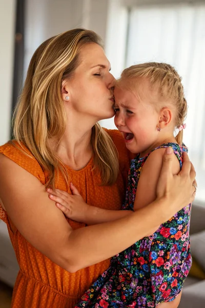 Jovem Mãe Confortando Sua Menina Chorando Paternidade Conceito Apoio Familiar — Fotografia de Stock