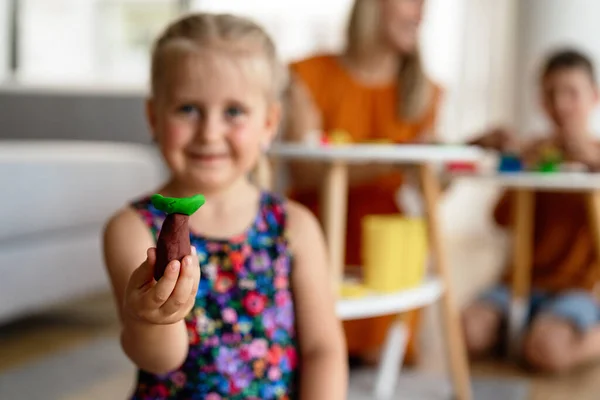 Crianças Berçário Divertindo Brincando Com Professor Conceito Educação — Fotografia de Stock