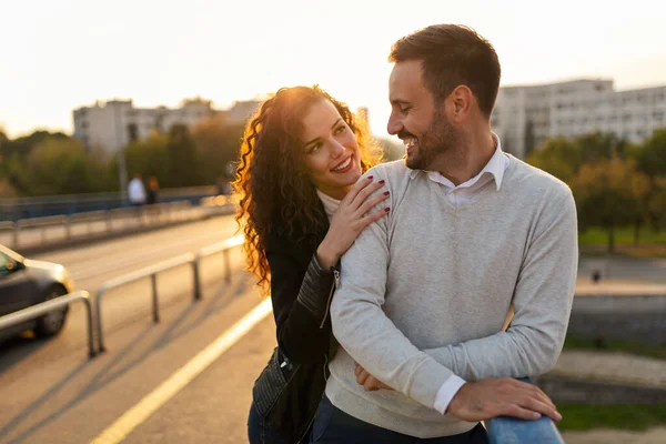 Glückliches Junges Paar Das Sich Beim Date Lachend Umarmt Menschen — Stockfoto
