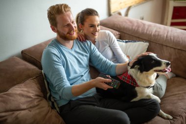 Güzel bir çift evde rahatlıyor ve evcil hayvanlarını seviyor.