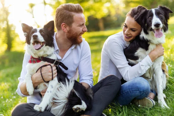 Feliz Joven Pareja Paseando Jugando Con Perros Parque Aire Libre —  Fotos de Stock