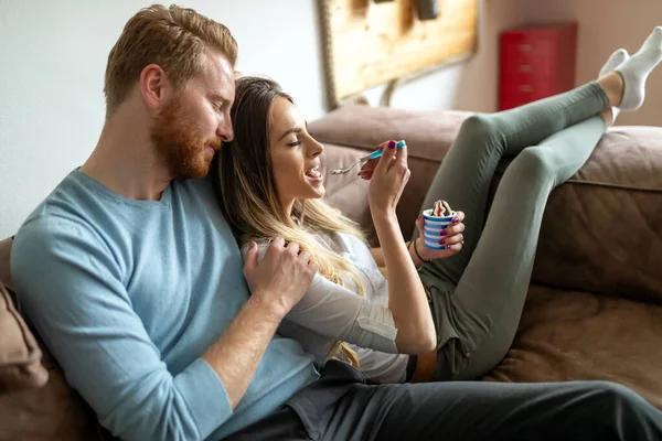 Jeune Couple Amoureux Regardant Télévision Sur Canapé Maison Personnes Maison — Photo