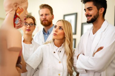 Laboratuvarda çalışan bir grup tıp bilimcisi. Araştırma ekibi virüs insanları konsepti