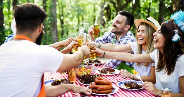 Grupo Amigos Fazendo Churrasco Livre Festa Diversão Juntos — Fotografia de Stock