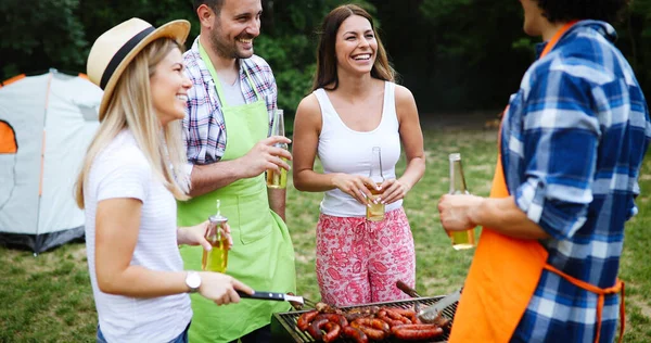 Amici Che Fanno Una Festa Barbecue Natura Mentre Divertono — Foto Stock