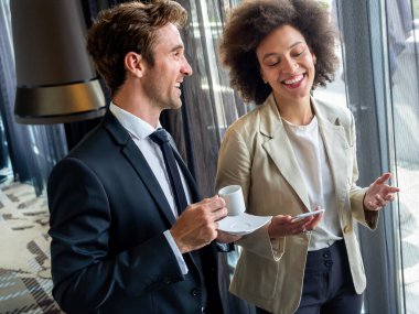İki genç ve mutlu iş adamı restoranda başarılı bir toplantı yapıyorlar.