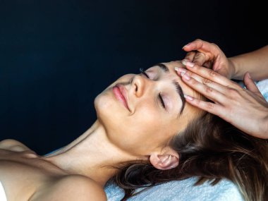 Kaplıcadaki genç seksi kadın yüz masajı yaptırıyor. Güzellik, masaj insanları konsepti