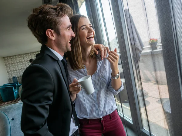 Vackra Par Umgås Tar Kaffepaus Och Kommunicerar — Stockfoto