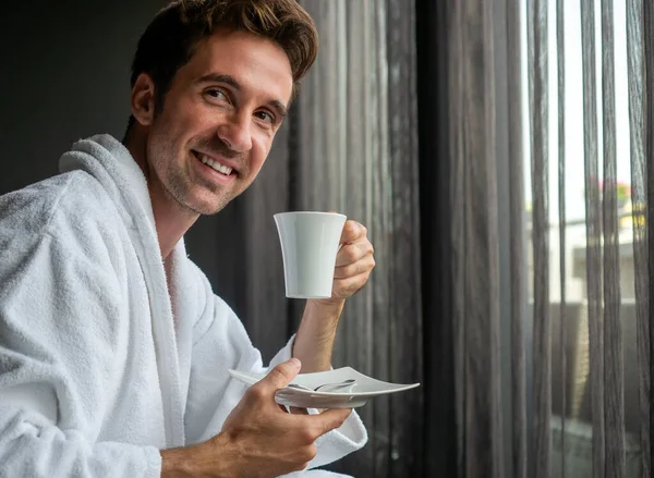 Jovem Homem Bonito Feliz Bebendo Café Manhã Roupão Banho — Fotografia de Stock