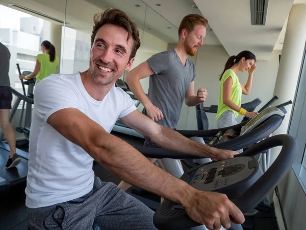 Fitness Sport Träning Gym Och Livsstil Koncept Grupp Vältränade Personer — Stockfoto