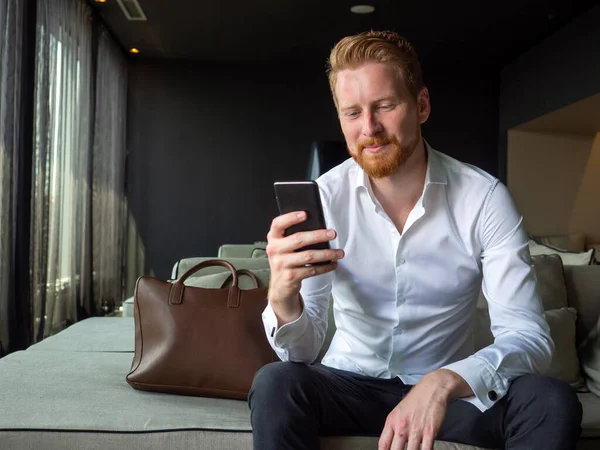 Exitoso Empresario Feliz Utilizando Teléfono Móvil Oficina Negocios Tecnología Concepto —  Fotos de Stock