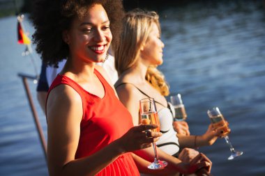 Bir grup güzel arkadaş kutluyor, dans ediyor ve dışarıda eğleniyorlar.