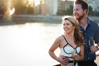 Romantik çiftler partide eğleniyor, dans ediyor ve içiyor.