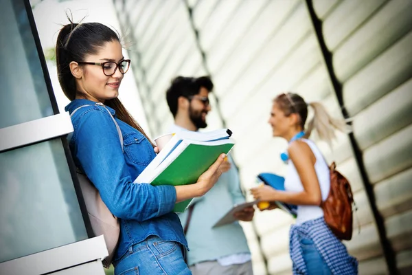 Edukacja Kampus Przyjaźń Koncepcja Ludzi Grupa Szczęśliwych Uczniów Folderami Szkolnymi — Zdjęcie stockowe