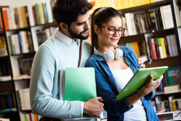 Desfrutando Vida Estudantil Sorrindo Jovens Estudantes Casal Estudando Divertindo Juntos — Fotografia de Stock