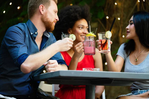 Divers Groupes Amis Heureux Amuser Parler Sourire Dans Café Plein — Photo