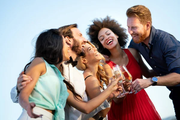 Grupo Belos Amigos Celebrando Dançando Divertindo Juntos Livre — Fotografia de Stock