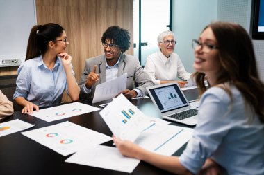 Modern ofiste çalışan mutlu çok ırklı iş arkadaşları