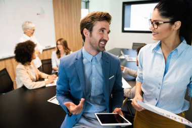 Modern ofiste çalışan mutlu çok ırklı iş arkadaşları