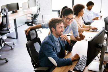 Girişimci iş adamları programcı grubu sorunlara çözüm bulmak için takım olarak çalışıyor