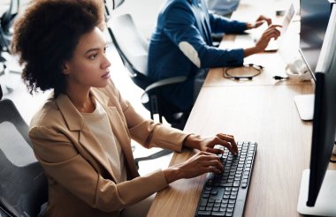 Bir yazılım geliştirme şirketinde çalışan programcılar