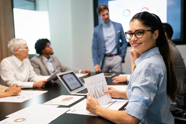 Felices Colegas Negocios Multiétnicos Que Trabajan Oficinas Modernas —  Fotos de Stock