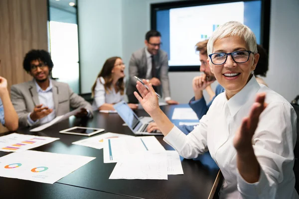 Felici Colleghi Lavoro Multietnici Che Lavorano Ufficio Moderno — Foto Stock