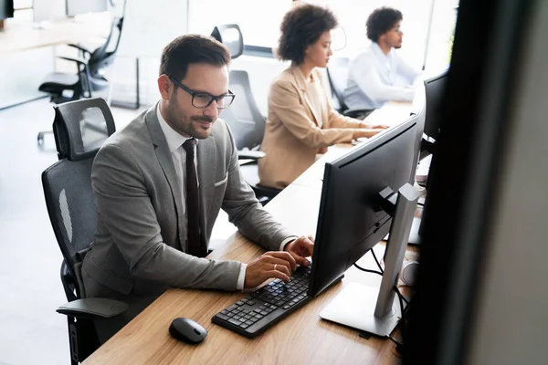 Girişimci iş adamları, modern ofiste günlük iş yapan bir grup programcı.