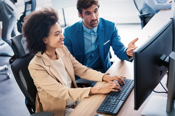 Gruppe Multietniske Forretningsfolk Som Jobber Sammen Brainstorming Embetet – stockfoto