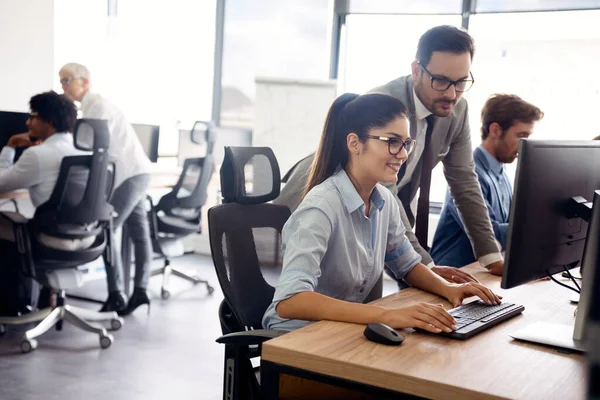 Groep Gelukkige Multi Etnische Zakenmensen Ontmoeten Elkaar Kantoor — Stockfoto